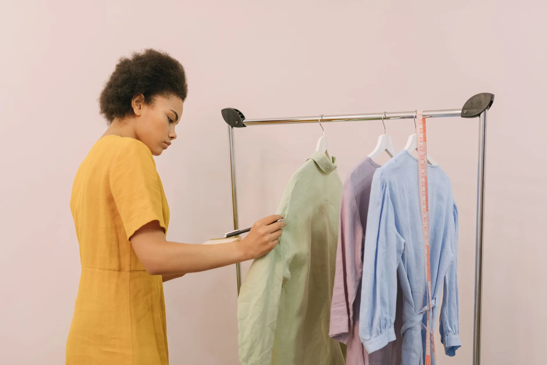 Lojista inspecionando amostras de roupas em showroom
