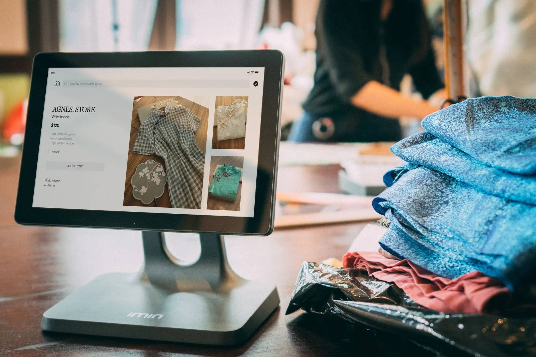 Lojista conferindo produtos em um tablet na boutique