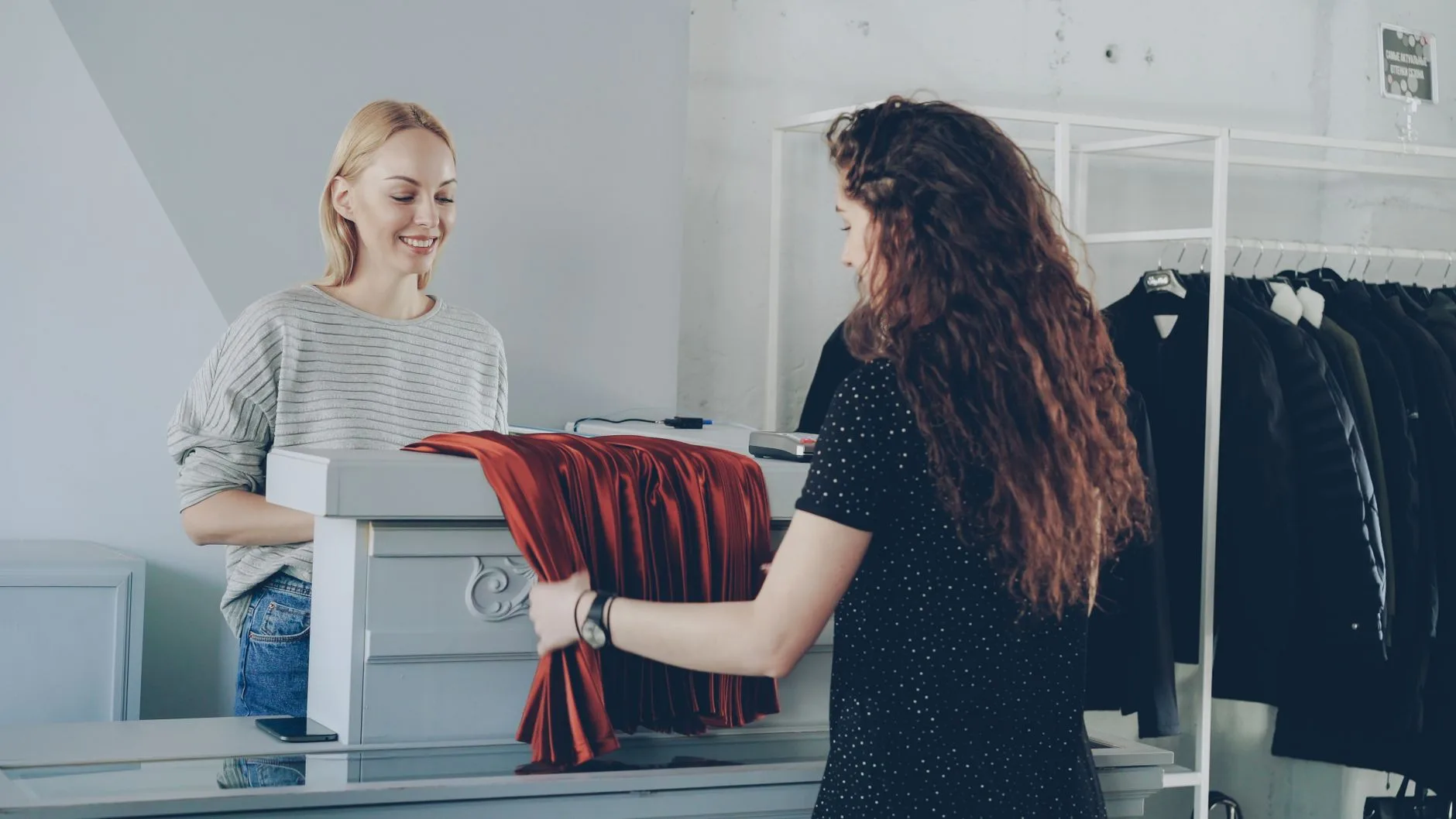 Cena de loja de moda com counter relacionada a como medir marketing de uma loja física