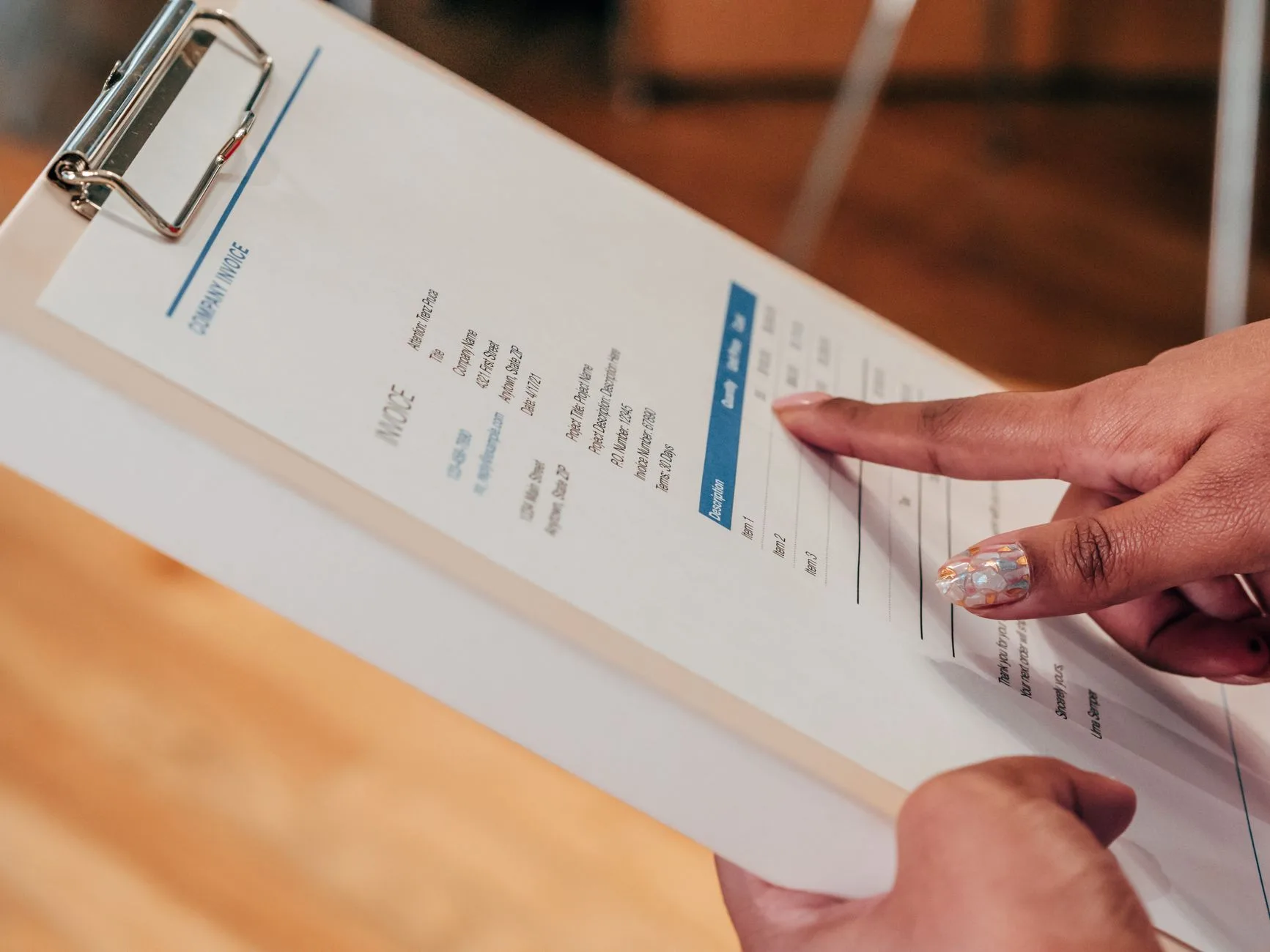 Mulher digitalizando documentos fiscais em uma mesa