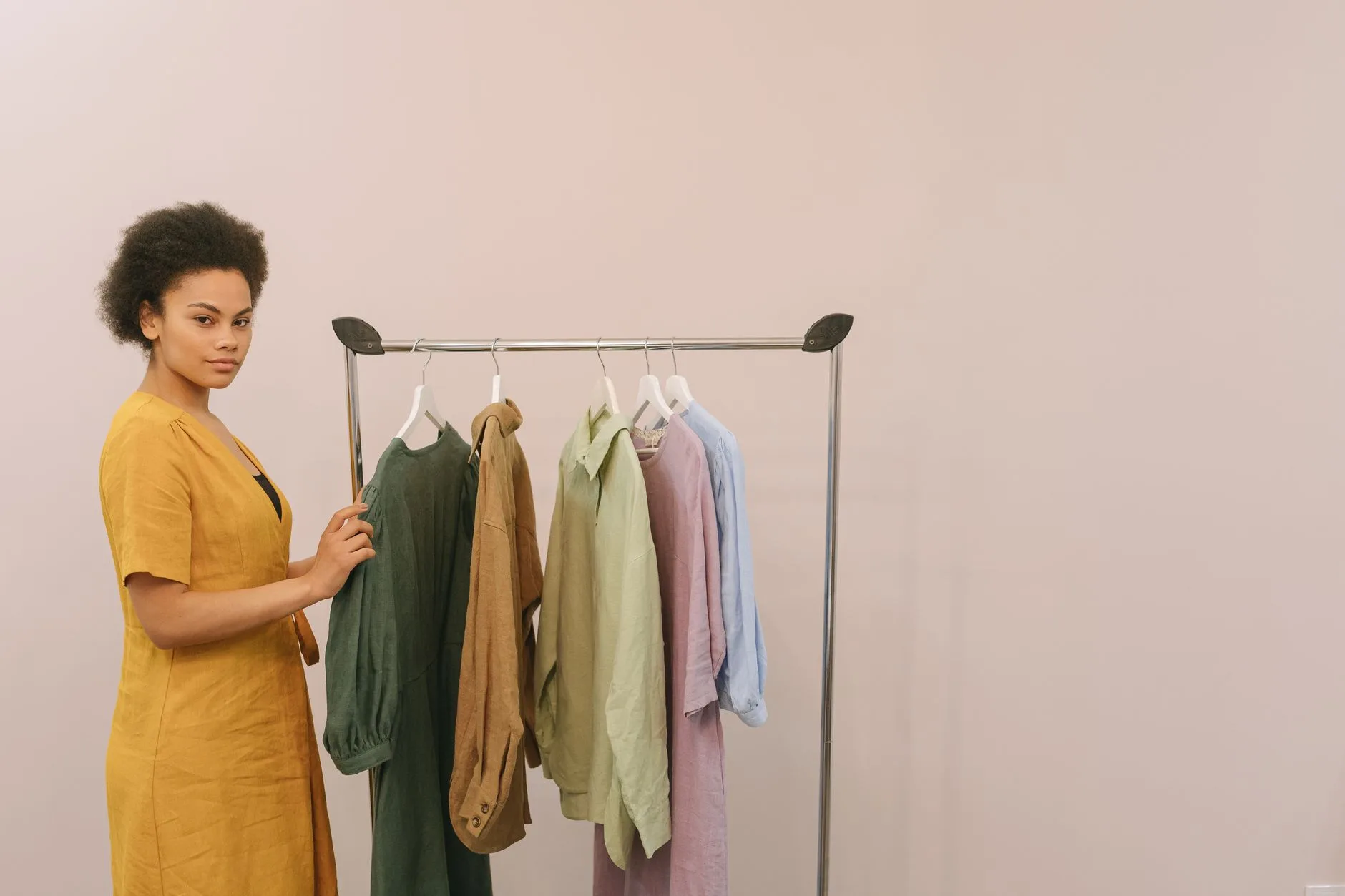Cena de loja de moda com rack relacionada a plano de negócio para loja de roupas