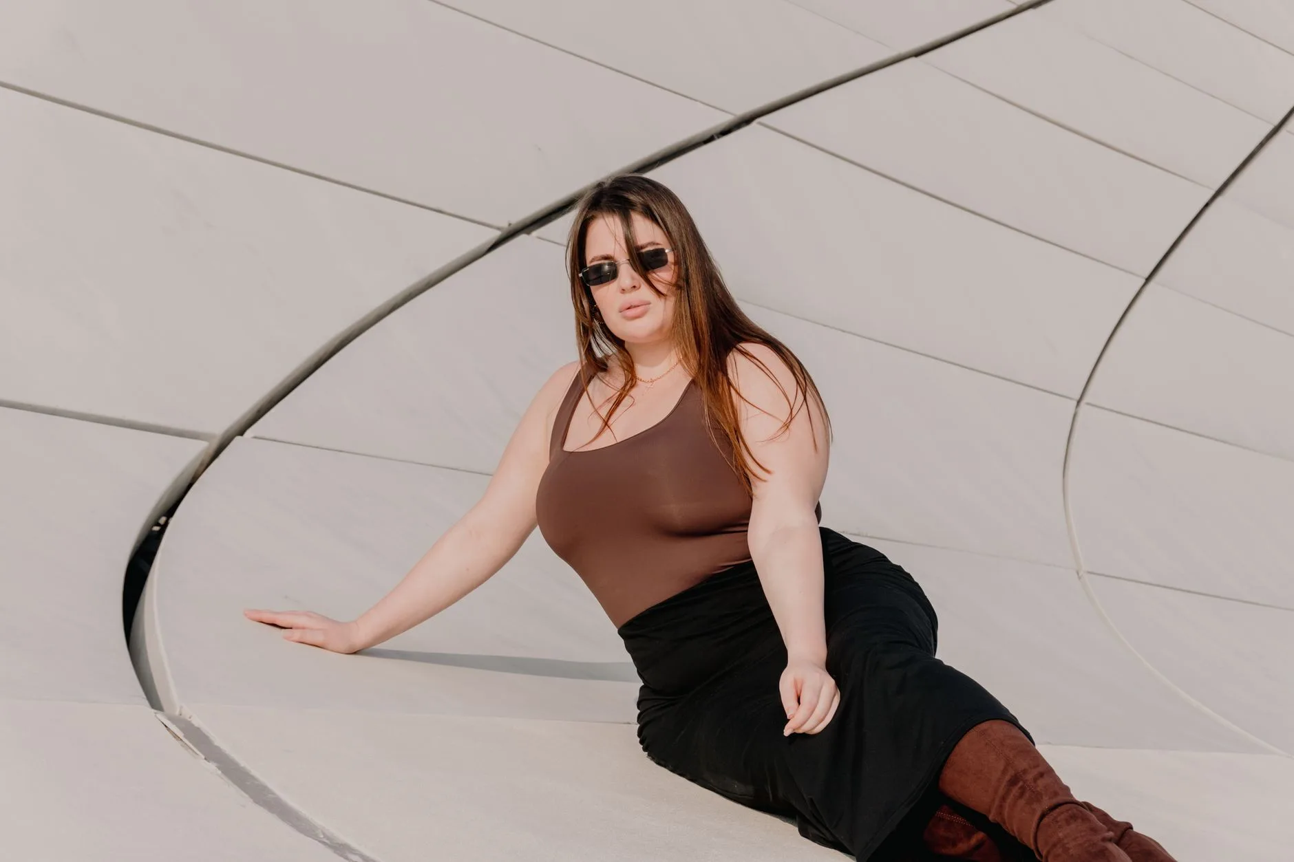 Mulher organizando uma boutique de moda plus size
