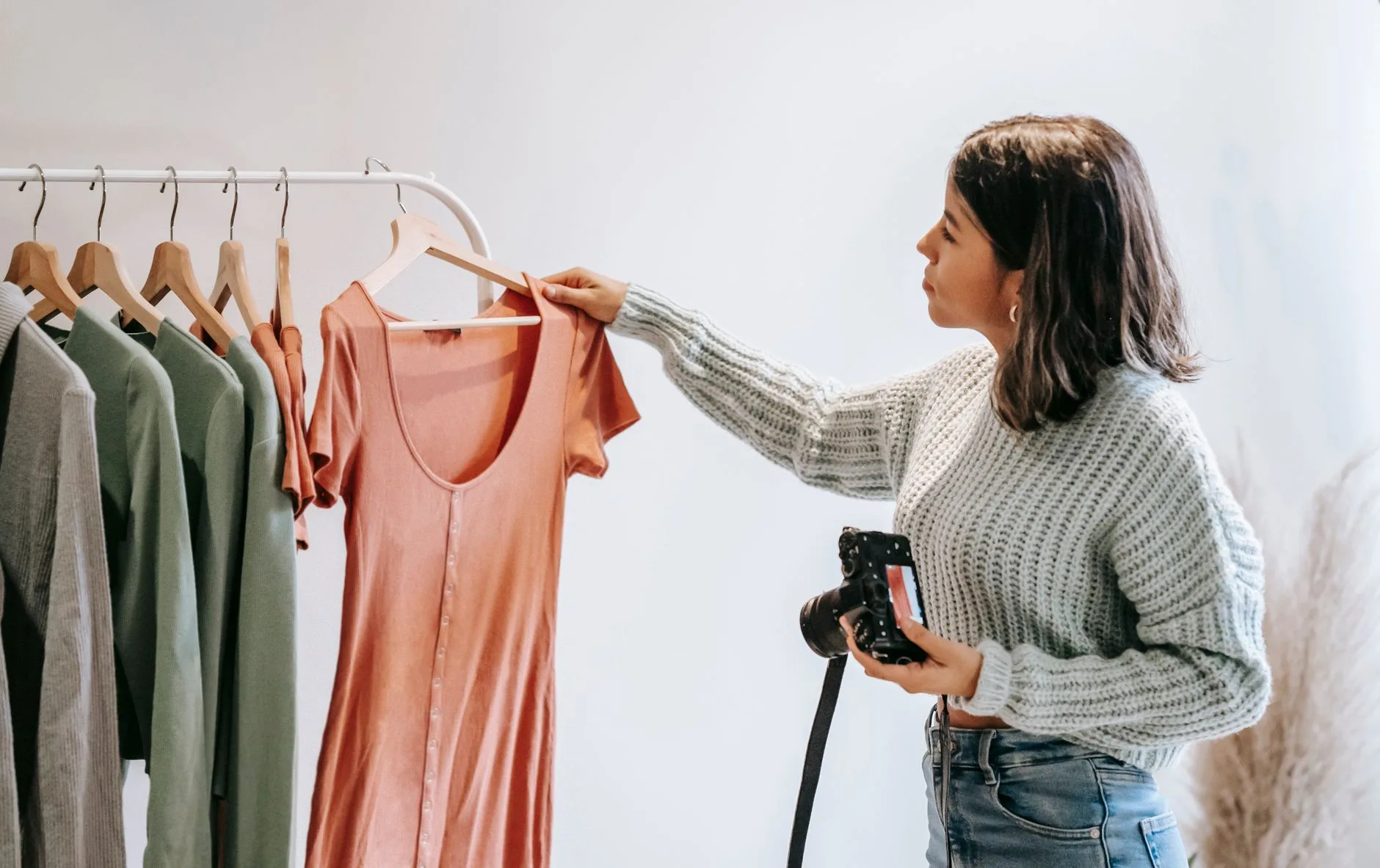 Cena de loja de moda com rack relacionada a marketing para loja de roupas: guia completo