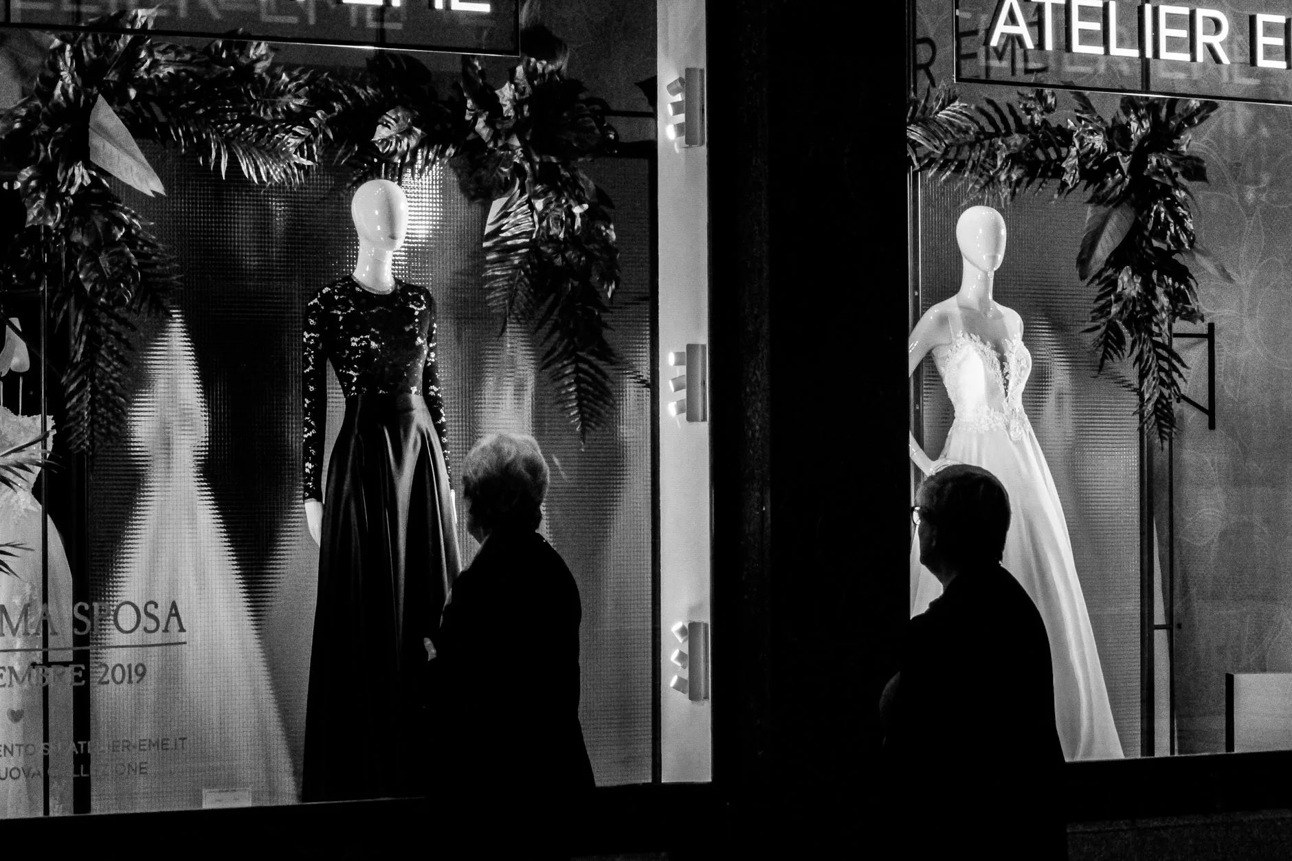 Mulher fotografando manequim na vitrine da loja