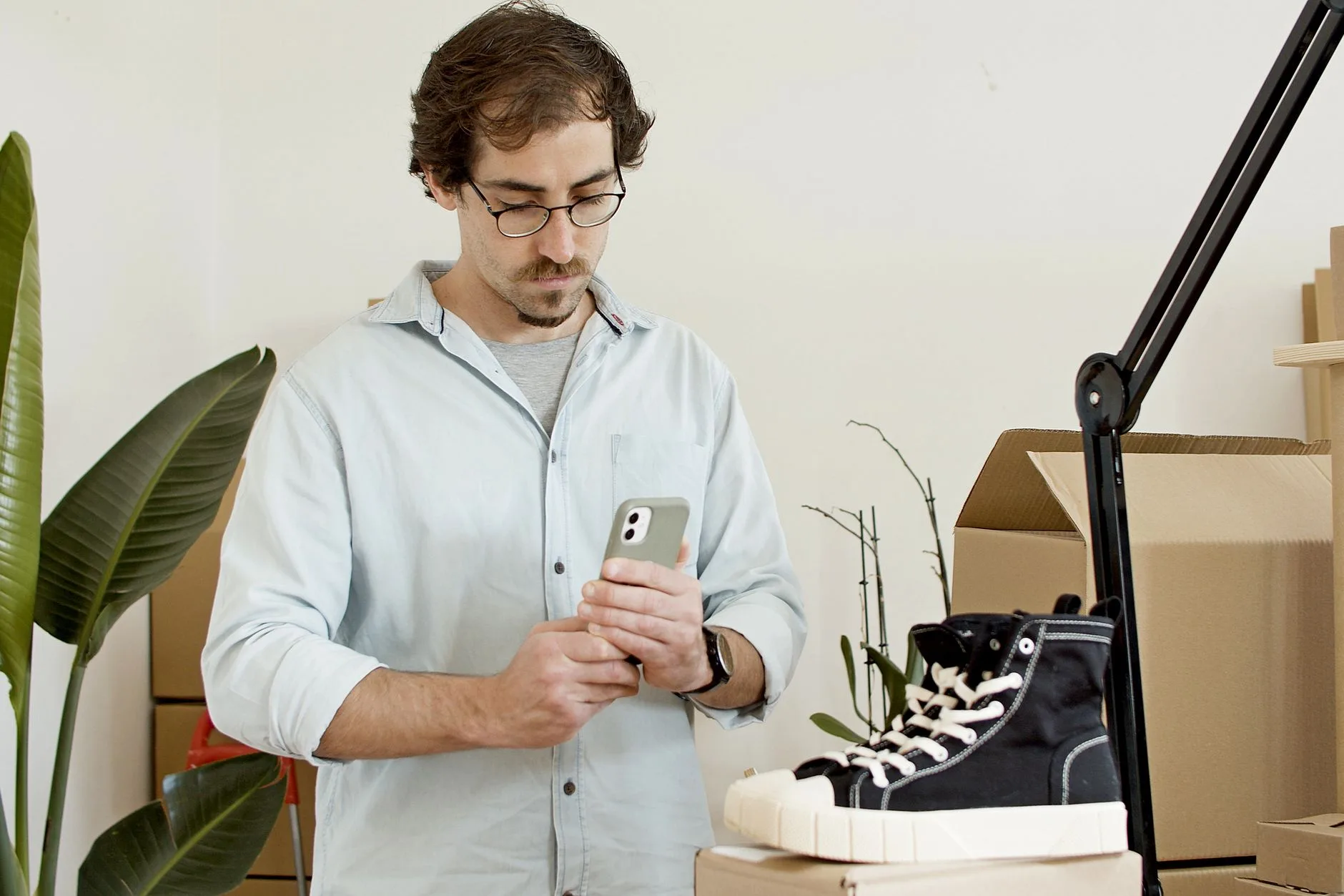 Lojista fotografando roupas para a loja virtual