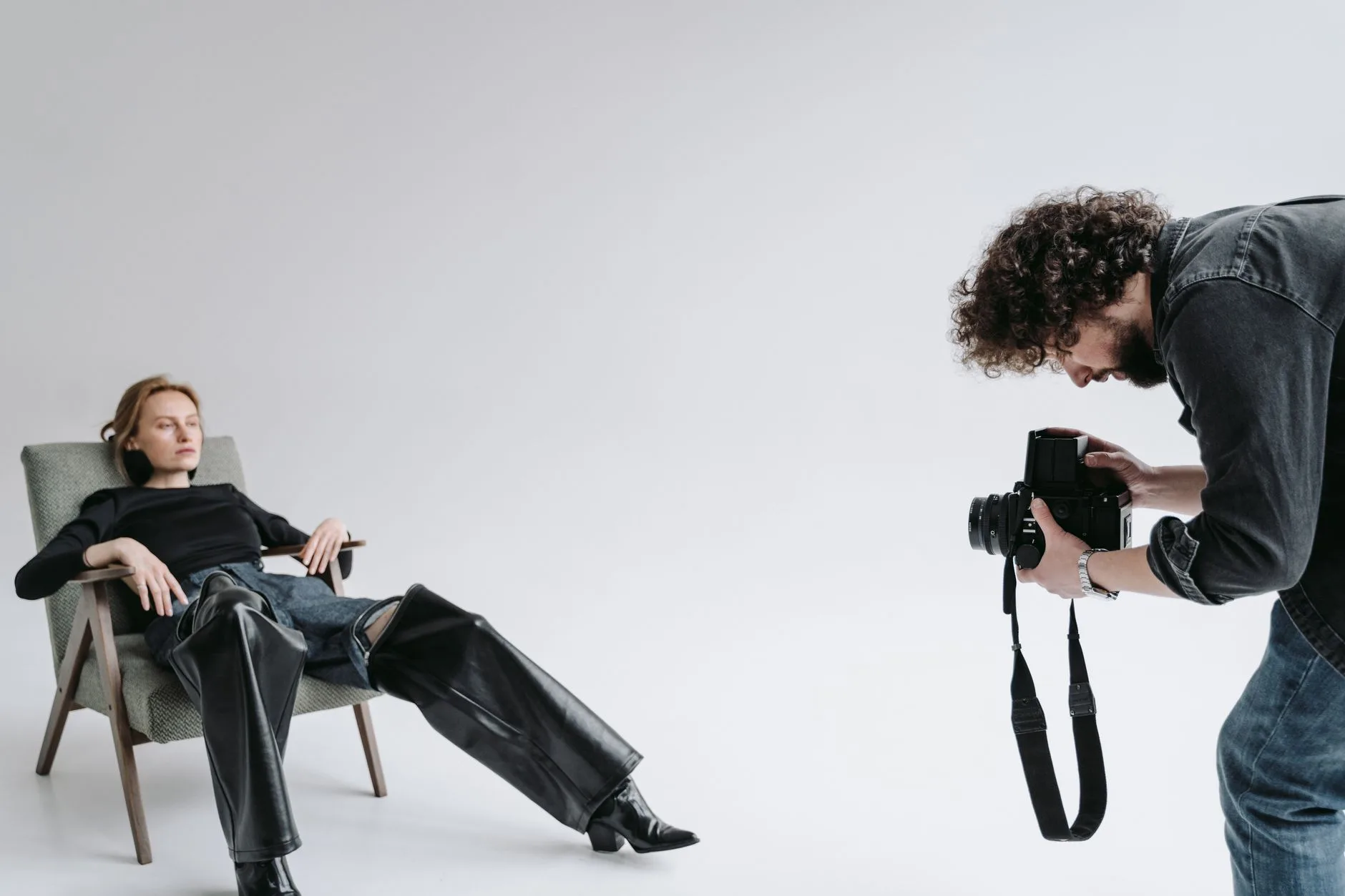 Mulher montando roupas para uma sessão de fotos