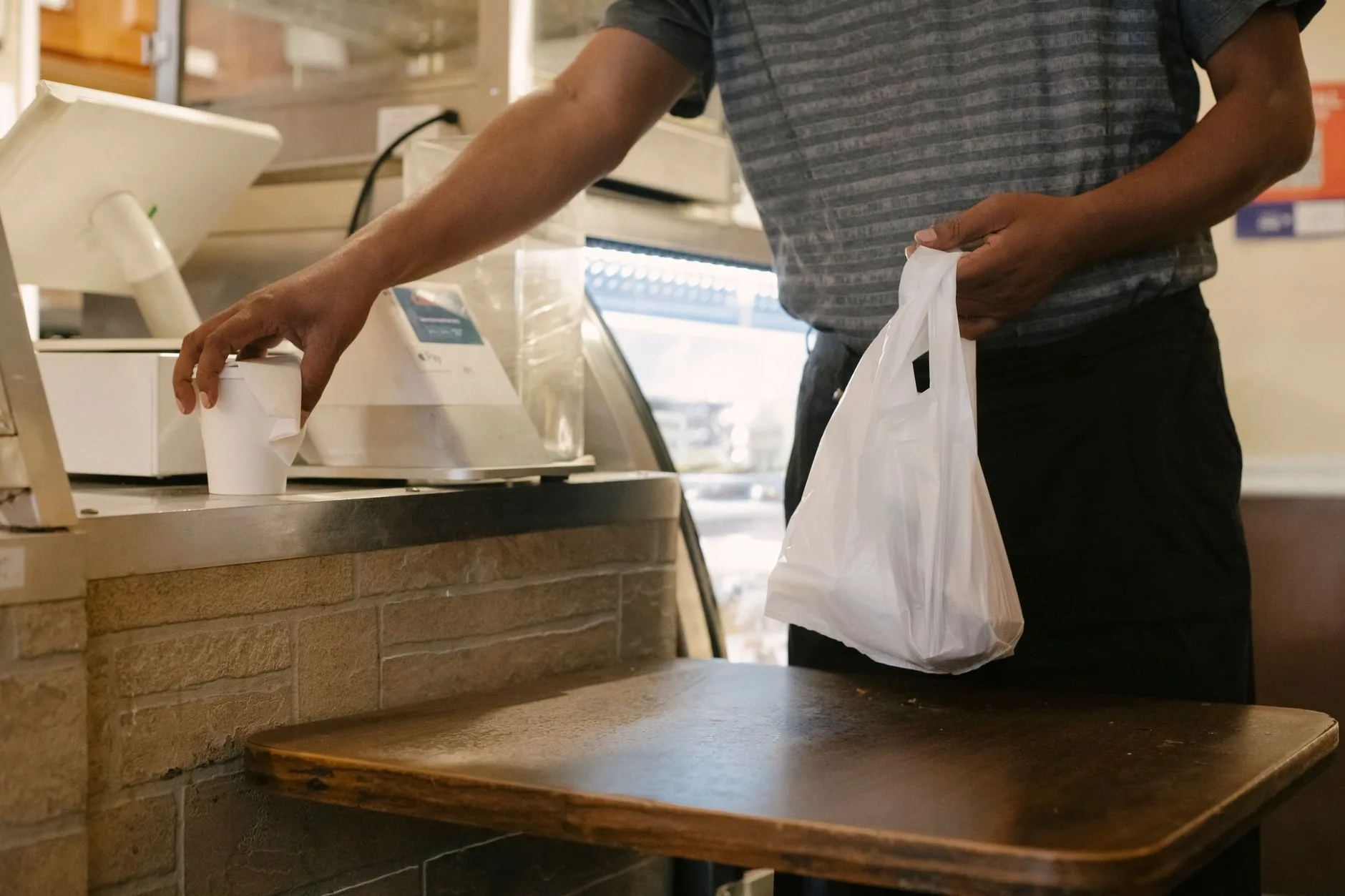 Caixa imprimindo comprovante em uma loja de roupas