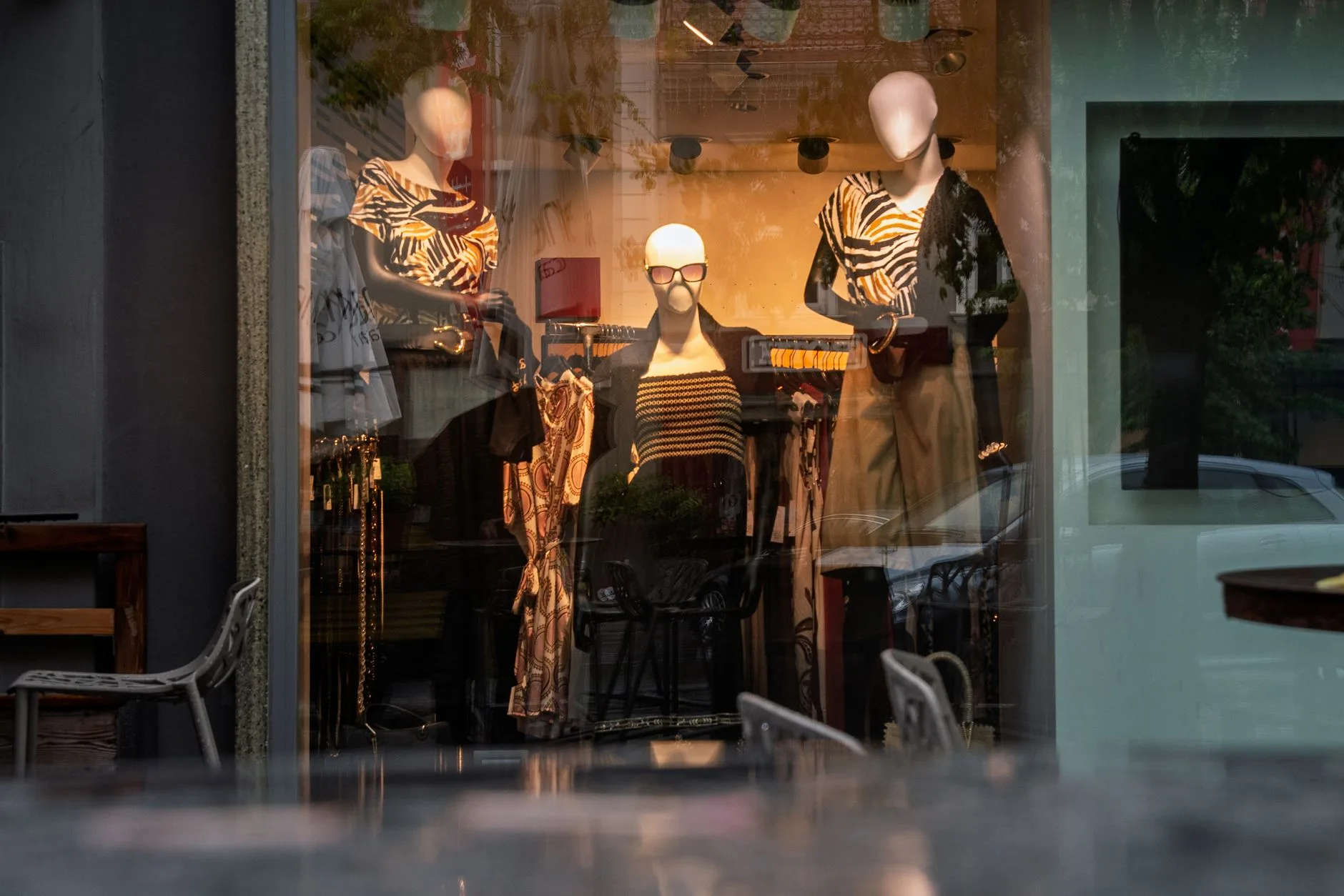 Vitrine de loja de moda com manequins