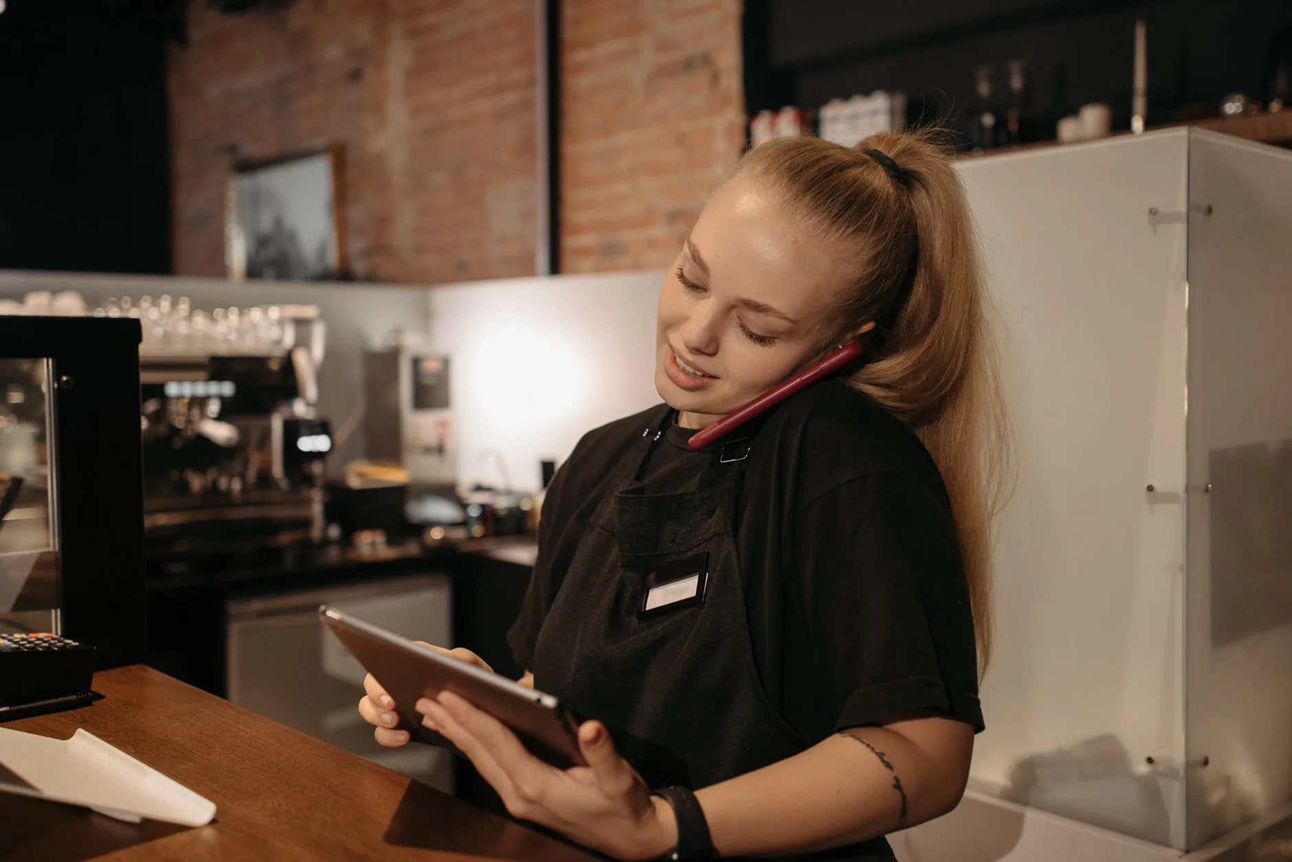 Caixa usando tablet em uma loja de lingerie