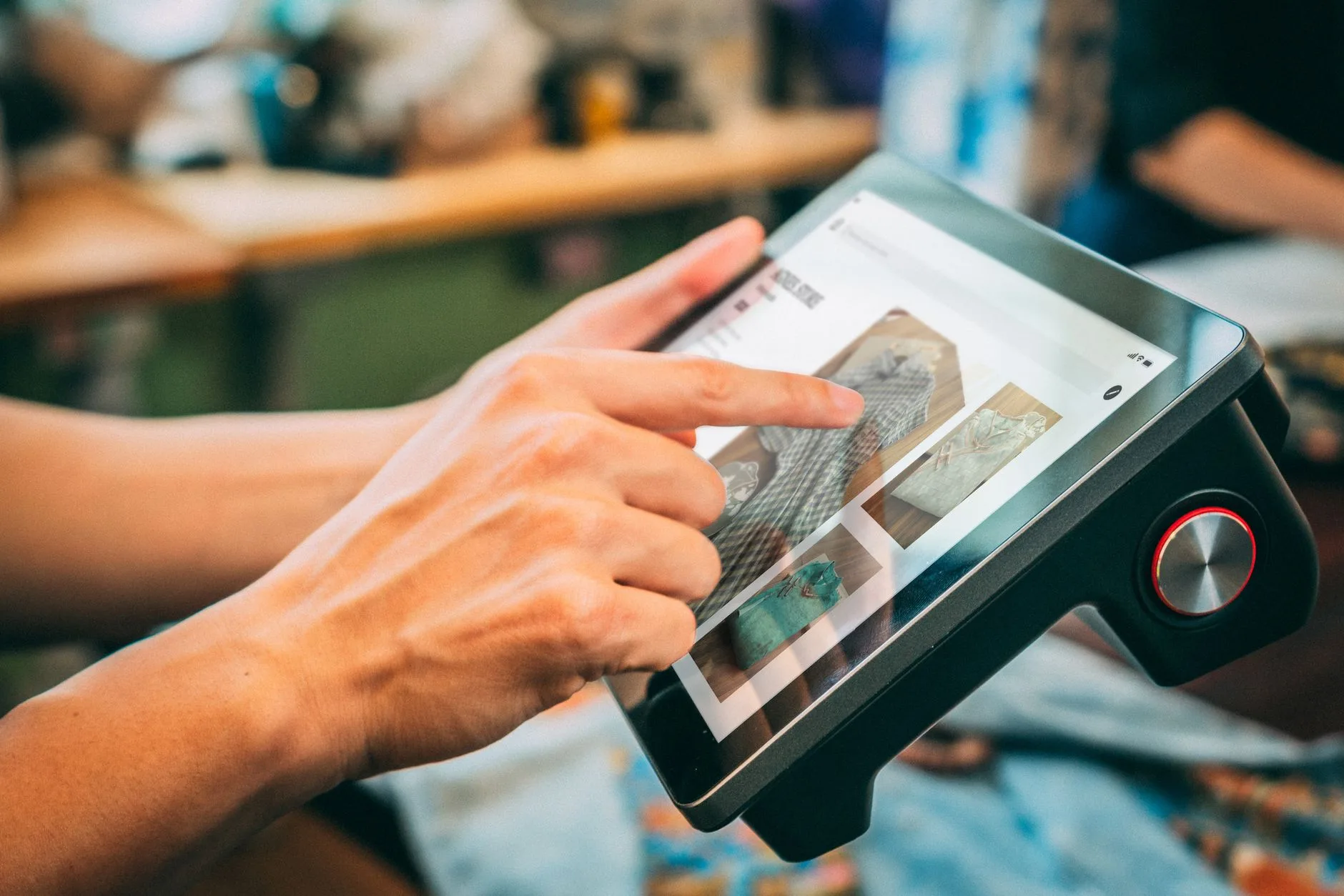 Cena de loja de moda com tablet relacionada a sistema para loja física e online: como integrar a operação