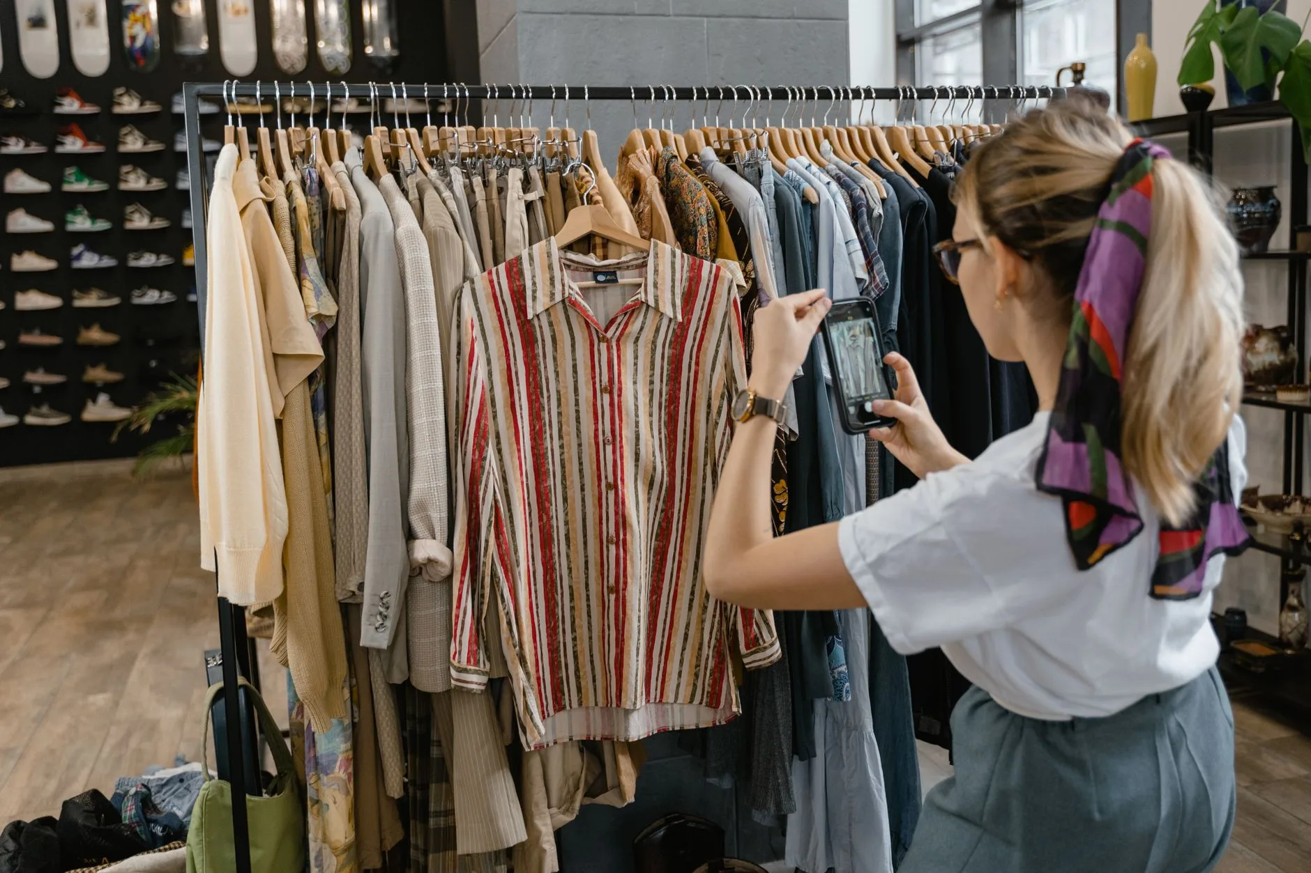 Cena de loja de moda com stockroom relacionada a o que postar no instagram de uma loja de roupas