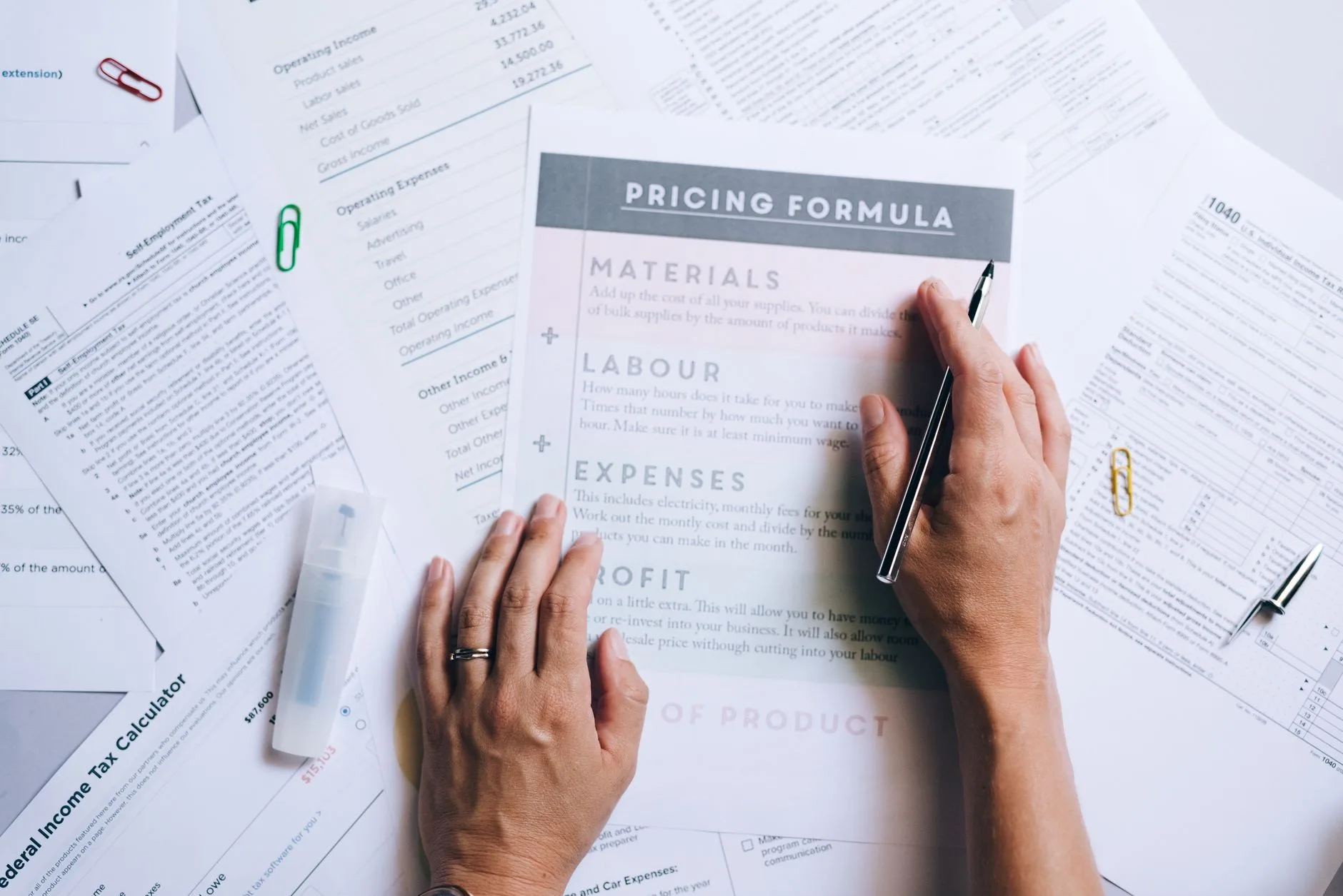 Lojista calculando preços e etiquetas de roupas
