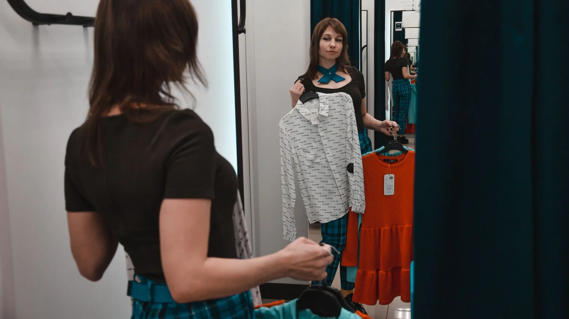 Cena de loja de moda com mirror relacionada a pós-venda pelo whatsapp para loja de roupas