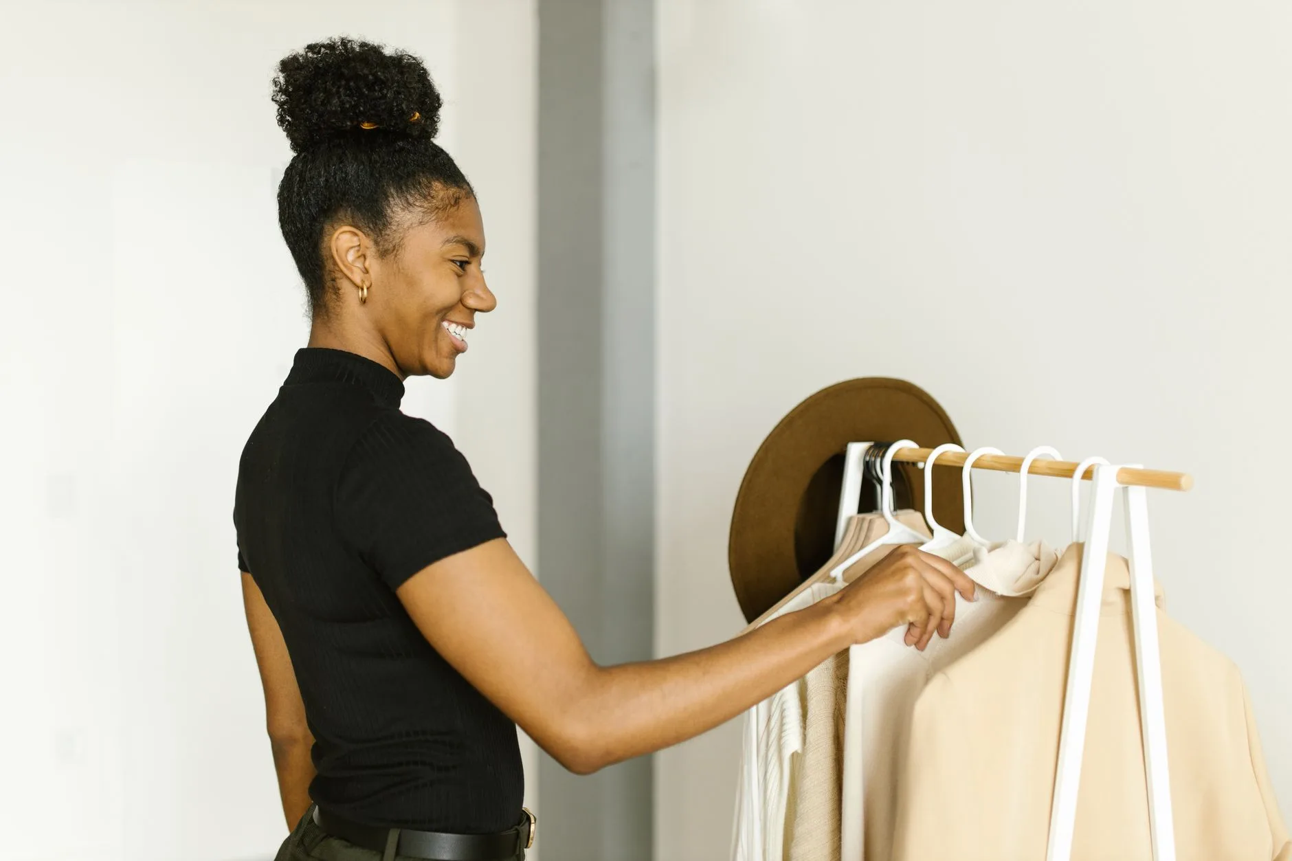 Mulher organizando araras de uma nova loja de lingerie
