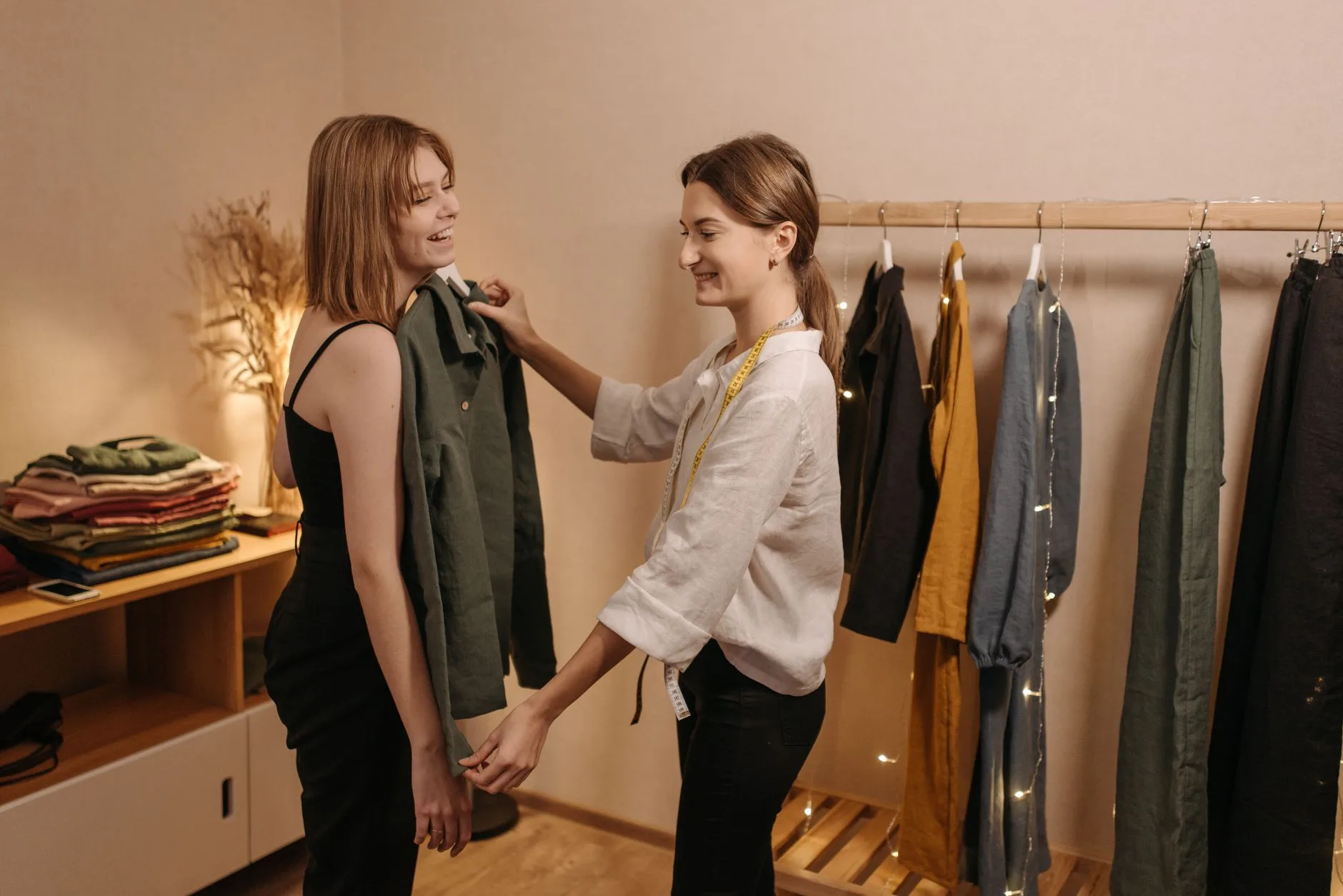 Vendedora mostrando uma camisa para cliente na boutique