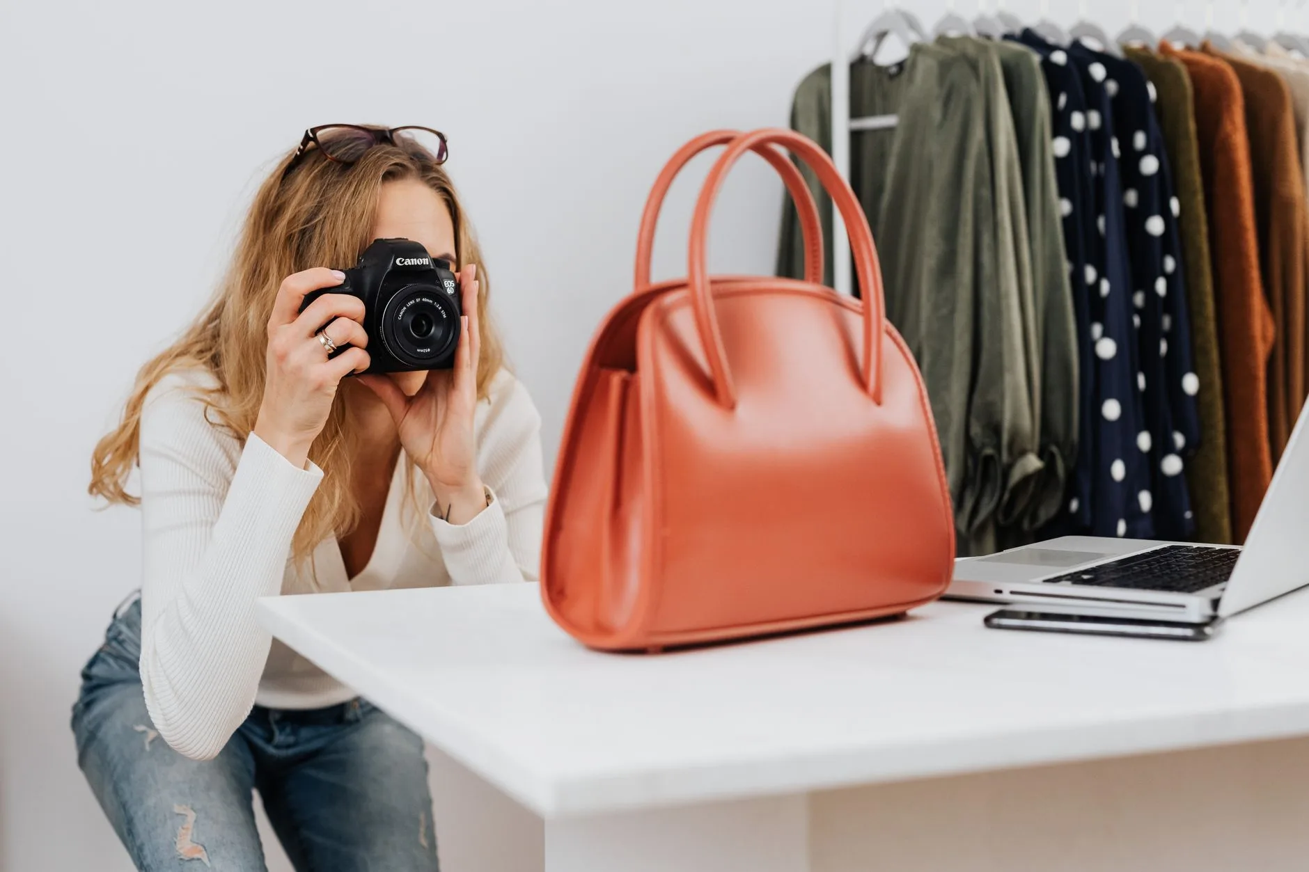 Cena de loja de moda com mannequin relacionada a como usar prova social em loja de roupas