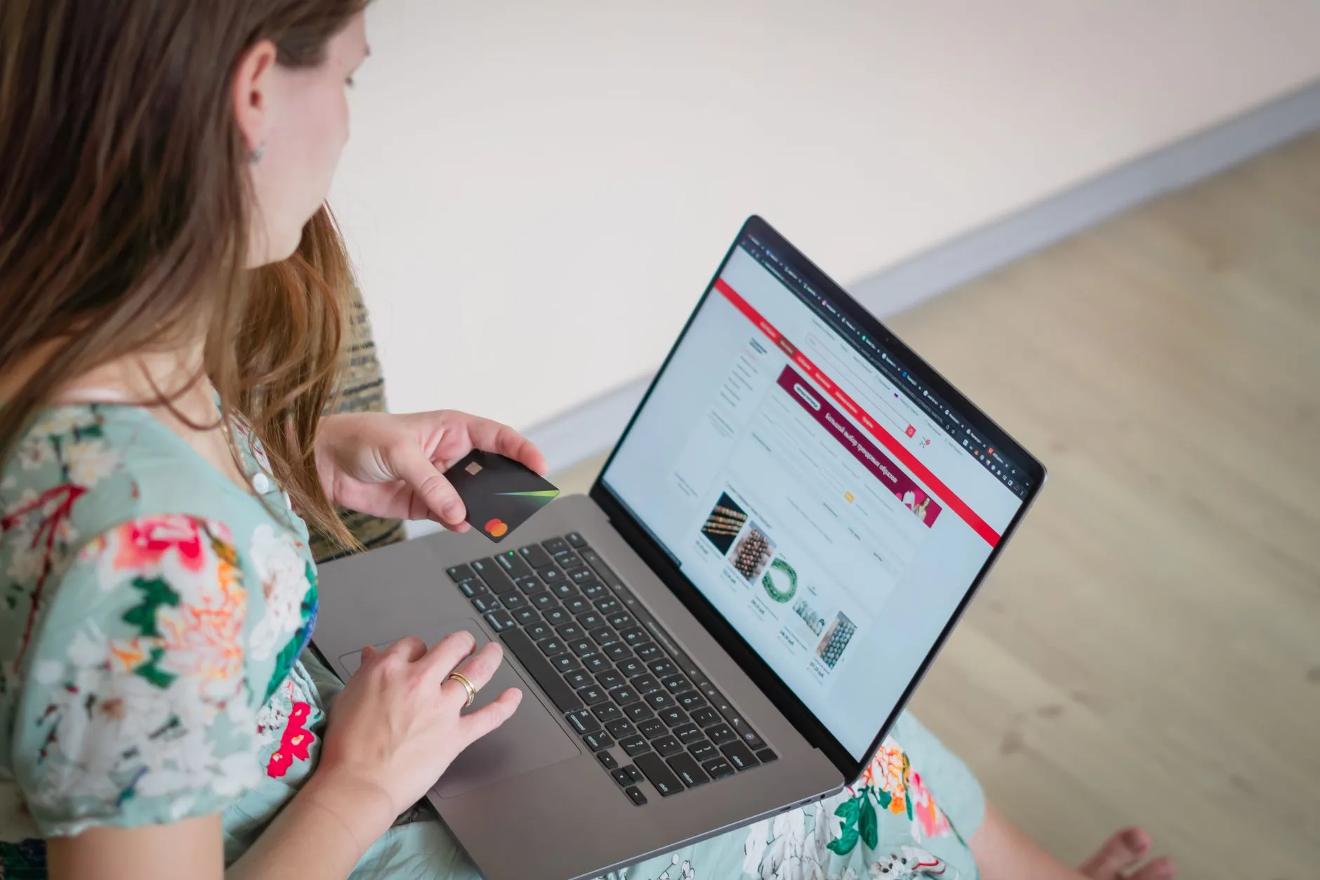Mulher conferindo uma loja de roupas no notebook