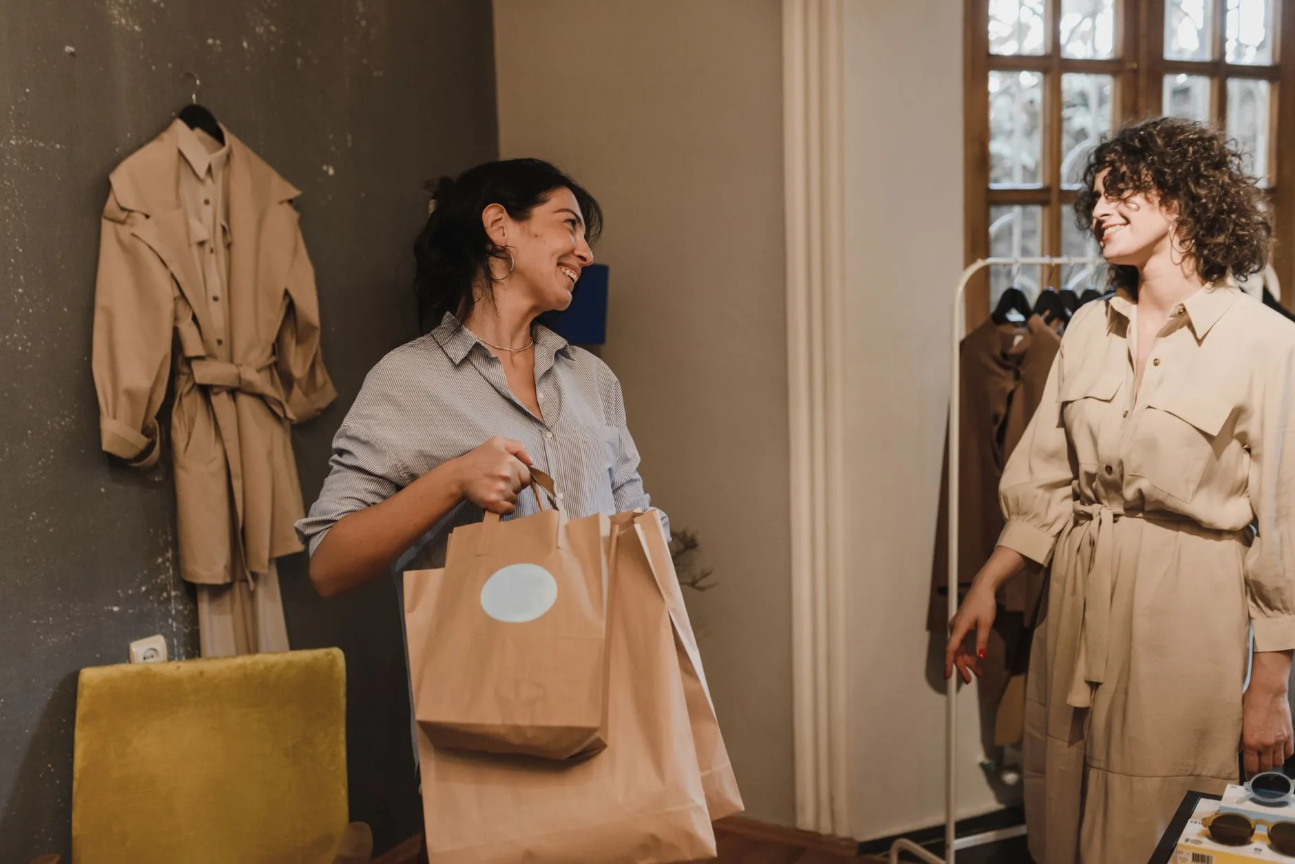 Cliente carregando sacolas dentro de uma boutique