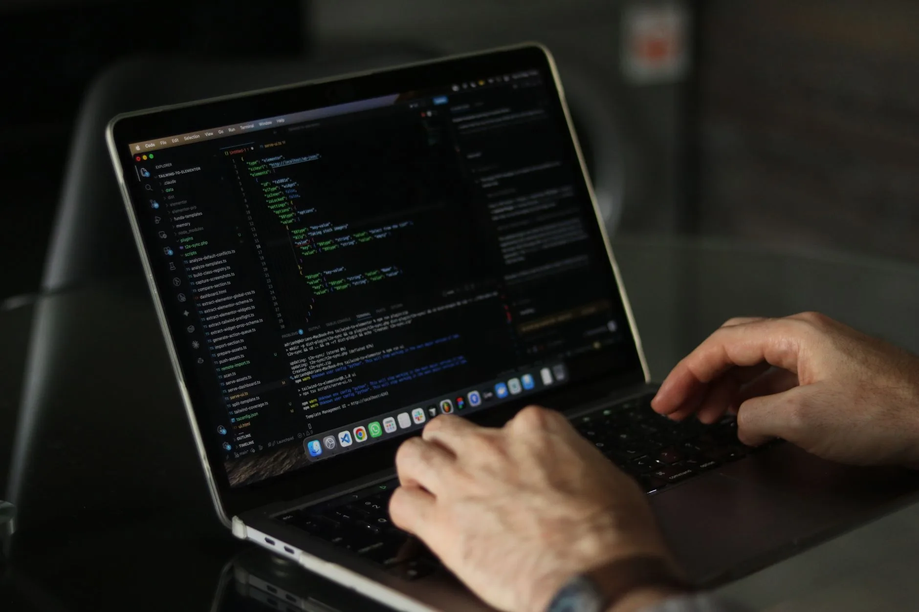 Lojista conferindo códigos de produtos no notebook