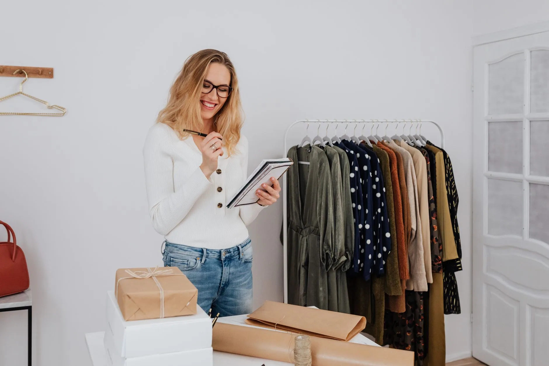 Lojista organizando uma loja de roupas infantis