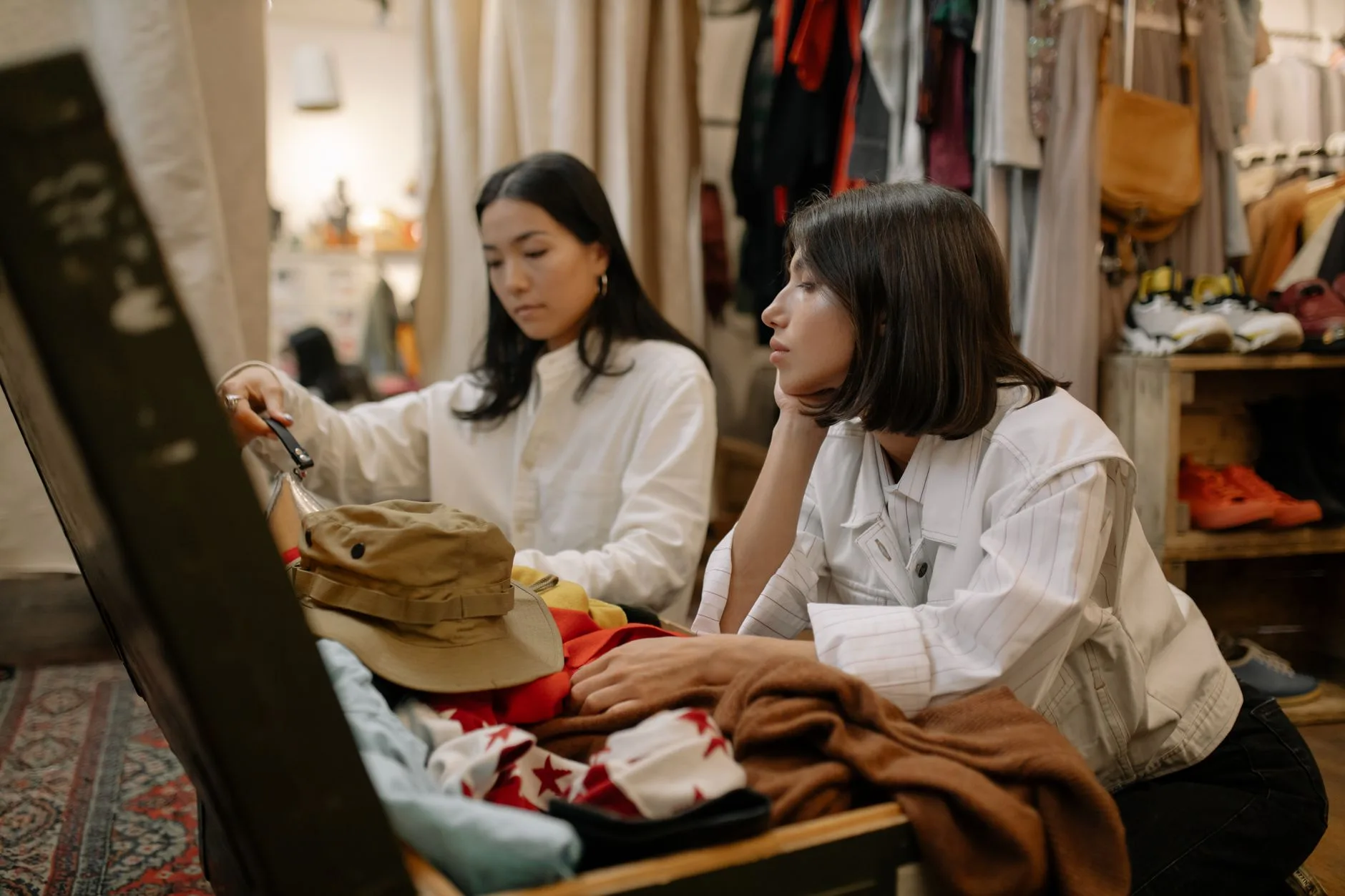 Cena de loja de moda com boxes relacionada a como organizar promoções sem perder margem