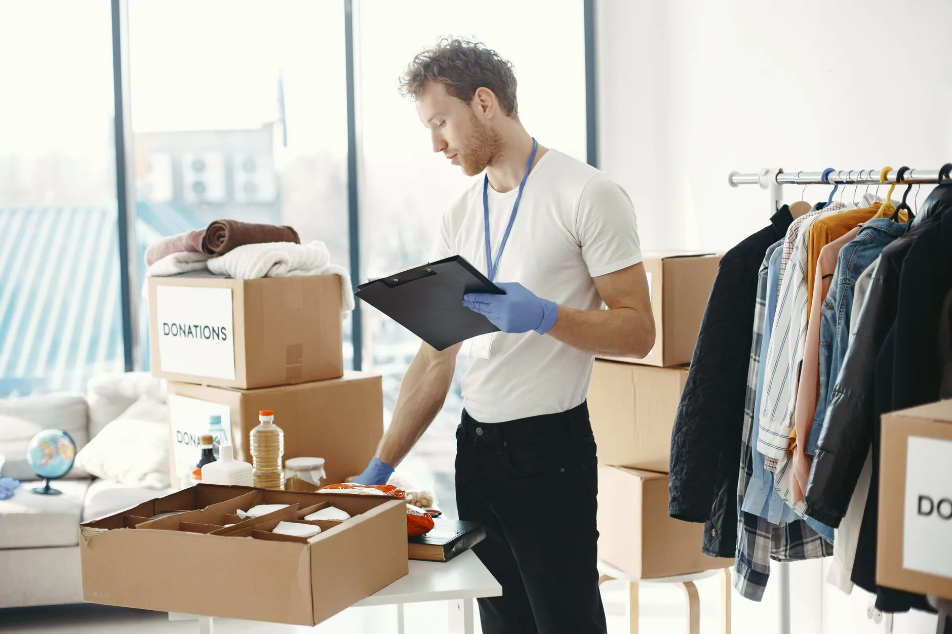 Funcionária recebendo caixas de roupas no estoque